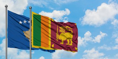 Kosova ve Sri Lanka bayrağı birlikte beyaz bulutlu mavi gökyüzüne karşı rüzgarda sallayarak. Diplomasi kavramı, uluslararası ilişkiler.