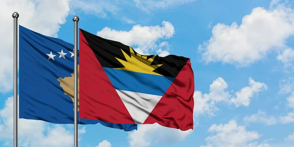 Kosova ve Antigua ve Barbuda bayrağı birlikte beyaz bulutlu mavi gökyüzüne karşı rüzgarda sallayarak. Diplomasi kavramı, uluslararası ilişkiler. — Stok fotoğraf