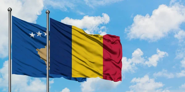 Bandera de Kosovo y Chad ondeando en el viento contra el cielo azul nublado blanco juntos. Concepto diplomático, relaciones internacionales . — Foto de Stock
