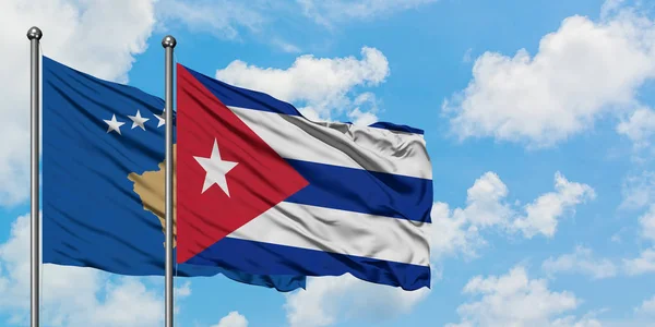 Bandeira de Kosovo e Cuba agitando no vento contra o céu azul nublado branco juntos. Conceito de diplomacia, relações internacionais . — Fotografia de Stock