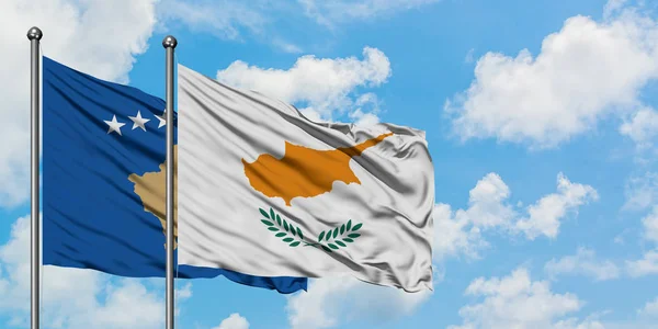 Косово і Кіпр прапор розмахуючи в вітру проти білого хмарного синього неба разом. Концепція дипломатії, міжнародні відносини. — стокове фото
