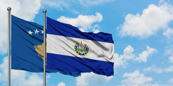 Kosovo- und el salvador-Flagge wehen gemeinsam im Wind vor weißem wolkenblauem Himmel. Diplomatie-Konzept, internationale Beziehungen. — Stockfoto