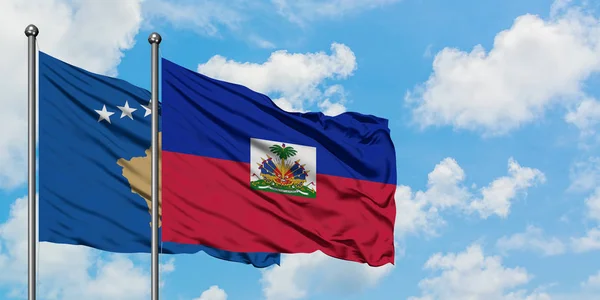 Kosova ve Haiti bayrağı birlikte beyaz bulutlu mavi gökyüzüne karşı rüzgarda sallayarak. Diplomasi kavramı, uluslararası ilişkiler. — Stok fotoğraf