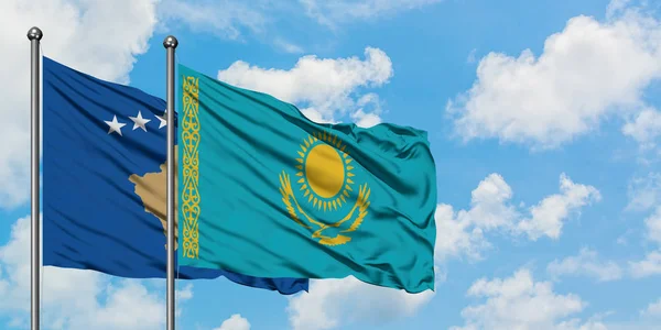코소보와 카자흐스탄 국기가 함께 하얀 흐린 푸른 하늘에 바람을 흔들고. 외교 개념, 국제 관계. — 스톡 사진