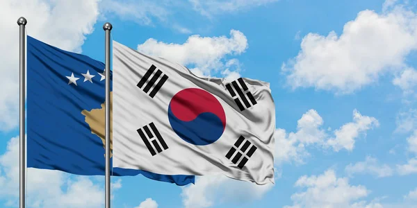 Η σημαία του Κοσσυφοπεδίου και της Νότιας Κορέας κουνώντας τον άνεμο εναντίον του λευκού νεφελώδη μπλε ουρανού μαζί. Φιλοσοφία της διπλωματίας, διεθνείς σχέσεις. — Φωτογραφία Αρχείου