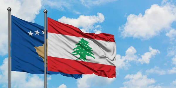 Bandera de Kosovo y Líbano ondeando en el viento contra el cielo azul nublado blanco juntos. Concepto diplomático, relaciones internacionales . — Foto de Stock
