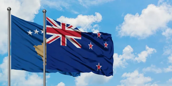科索沃和新西兰国旗在风中飘扬，与白云蓝天相一起。外交概念、国际关系. — 图库照片