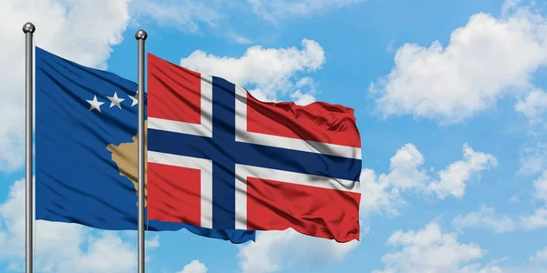 Bandera de Kosovo y Noruega ondeando en el viento contra el cielo azul nublado blanco juntos. Concepto diplomático, relaciones internacionales . — Foto de Stock