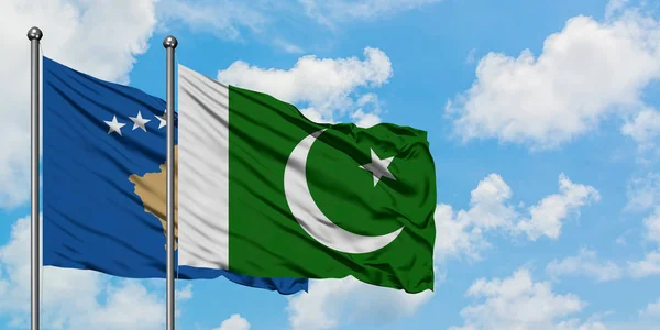 Kosovská a pákistánská vlajka mávajících větrem proti bílé zatažené modré obloze dohromady. Diplomacie, mezinárodní vztahy. — Stock fotografie