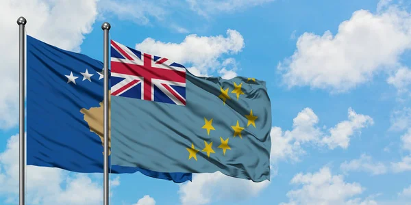 Bandera de Kosovo y Tuvalu ondeando en el viento contra el cielo azul nublado blanco juntos. Concepto diplomático, relaciones internacionales . — Foto de Stock