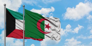 Kuveyt ve Cezayir bayrağı birlikte beyaz bulutlu mavi gökyüzüne karşı rüzgarda sallayarak. Diplomasi kavramı, uluslararası ilişkiler.