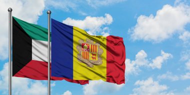 Kuveyt ve Andorra bayrağı birlikte beyaz bulutlu mavi gökyüzüne karşı rüzgarda sallayarak. Diplomasi kavramı, uluslararası ilişkiler.