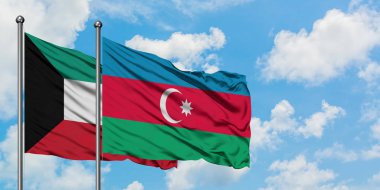 Kuveyt ve Azerbaycan bayrağı havada havada sallanıyor. Diplomasi kavramı, uluslararası ilişkiler.