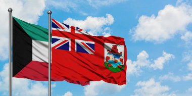 Kuveyt ve Bermuda bayrağı birlikte beyaz bulutlu mavi gökyüzüne karşı rüzgarda sallayarak. Diplomasi kavramı, uluslararası ilişkiler.