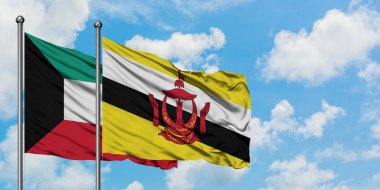 Kuveyt ve Brunei bayrağı birlikte beyaz bulutlu mavi gökyüzüne karşı rüzgarda sallayarak. Diplomasi kavramı, uluslararası ilişkiler.