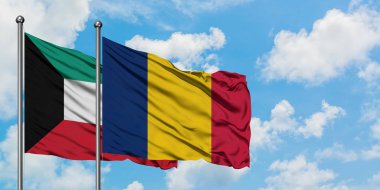 Kuveyt ve Çad bayrağı birlikte beyaz bulutlu mavi gökyüzüne karşı rüzgarda sallayarak. Diplomasi kavramı, uluslararası ilişkiler.