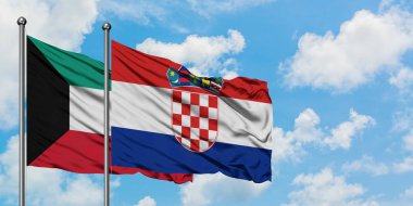 Kuveyt ve Hırvatistan bayrağı birlikte beyaz bulutlu mavi gökyüzüne karşı rüzgarda sallayarak. Diplomasi kavramı, uluslararası ilişkiler.