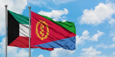 Kuveyt ve Eritre bayrağı birlikte beyaz bulutlu mavi gökyüzüne karşı rüzgarda sallayarak. Diplomasi kavramı, uluslararası ilişkiler.