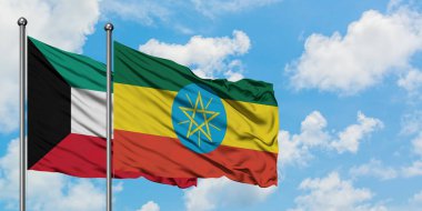 Kuveyt ve Etiyopya bayrağı birlikte beyaz bulutlu mavi gökyüzüne karşı rüzgarsal sallayarak. Diplomasi kavramı, uluslararası ilişkiler.