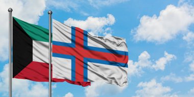 Kuveyt ve Faroe Adaları bayrağı birlikte beyaz bulutlu mavi gökyüzüne karşı rüzgarsal sallayarak. Diplomasi kavramı, uluslararası ilişkiler.