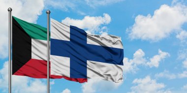 Kuveyt ve Finlandiya bayrağı birlikte beyaz bulutlu mavi gökyüzüne karşı rüzgarsal sallayarak. Diplomasi kavramı, uluslararası ilişkiler.