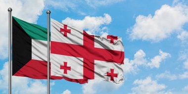 Kuveyt ve Gürcistan bayrağı birlikte beyaz bulutlu mavi gökyüzüne karşı rüzgarsal sallayarak. Diplomasi kavramı, uluslararası ilişkiler.