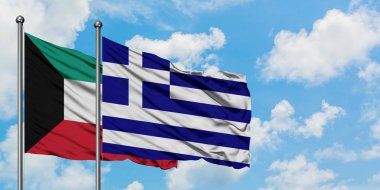 Kuveyt ve Yunanistan bayrağı birlikte beyaz bulutlu mavi gökyüzüne karşı rüzgarsal sallayarak. Diplomasi kavramı, uluslararası ilişkiler.