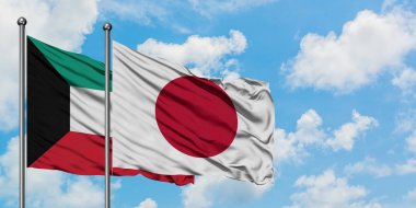 Kuveyt ve Japonya bayrağı birlikte beyaz bulutlu mavi gökyüzüne karşı rüzgarsal sallayarak. Diplomasi kavramı, uluslararası ilişkiler.