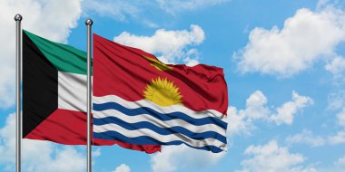 Kuveyt ve Kiribati bayrağı birlikte beyaz bulutlu mavi gökyüzüne karşı rüzgarda sallayarak. Diplomasi kavramı, uluslararası ilişkiler.