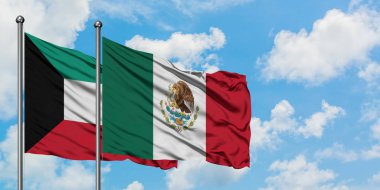 Kuveyt ve Meksika bayrağı birlikte beyaz bulutlu mavi gökyüzüne karşı rüzgarda sallayarak. Diplomasi kavramı, uluslararası ilişkiler.