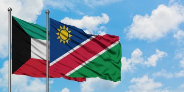 Kuveyt ve Namibya bayrağı birlikte beyaz bulutlu mavi gökyüzüne karşı rüzgarda sallayarak. Diplomasi kavramı, uluslararası ilişkiler.