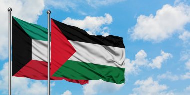 Kuveyt ve Filistin bayrağı birlikte beyaz bulutlu mavi gökyüzüne karşı rüzgarda sallayarak. Diplomasi kavramı, uluslararası ilişkiler.