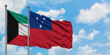 Kuveyt ve Samoa bayrağı birlikte beyaz bulutlu mavi gökyüzüne karşı rüzgarda sallayarak. Diplomasi kavramı, uluslararası ilişkiler.