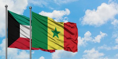 Kuveyt ve Senegal bayrağı birlikte beyaz bulutlu mavi gökyüzüne karşı rüzgarsal sallayarak. Diplomasi kavramı, uluslararası ilişkiler.