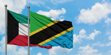 Kuveyt ve Tanzanya bayrağı birlikte beyaz bulutlu mavi gökyüzüne karşı rüzgarsal sallayarak. Diplomasi kavramı, uluslararası ilişkiler.