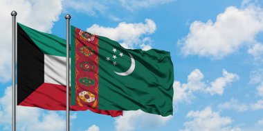 Kuveyt ve Türkmenistan bayrağı havada havada sallayarak beyaz bulutlu mavi gökyüzüne karşı birlikte. Diplomasi kavramı, uluslararası ilişkiler.