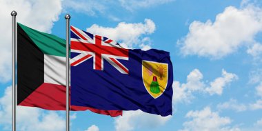Kuveyt ve Turks ve Caicos Adaları bayrağı birlikte beyaz bulutlu mavi gökyüzüne karşı rüzgarsal sallayarak. Diplomasi kavramı, uluslararası ilişkiler.