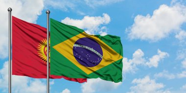 Kırgızistan ve Brezilya bayrağı birlikte beyaz bulutlu mavi gökyüzüne karşı rüzgarda sallayarak. Diplomasi kavramı, uluslararası ilişkiler.