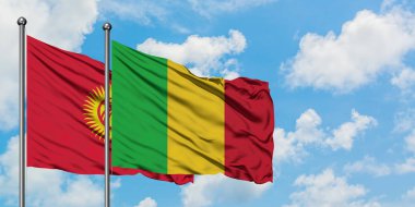 Kırgızistan ve Mali bayrağı birlikte beyaz bulutlu mavi gökyüzüne karşı rüzgarda sallayarak. Diplomasi kavramı, uluslararası ilişkiler.