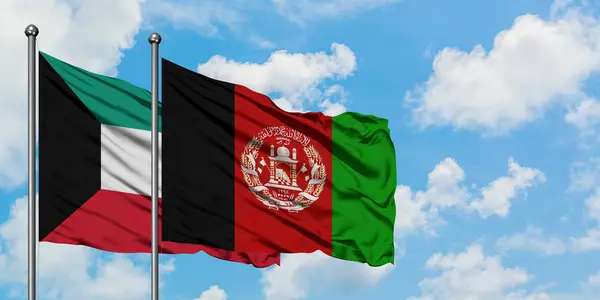 Bandera de Kuwait y Afganistán ondeando en el viento contra el cielo azul nublado blanco juntos. Concepto diplomático, relaciones internacionales . — Foto de Stock