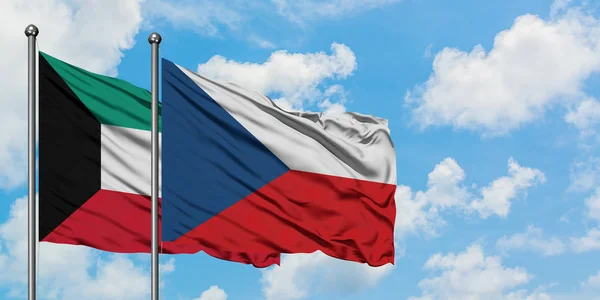 Bandera de Kuwait y República Checa ondeando en el viento contra el cielo azul nublado blanco juntos. Concepto diplomático, relaciones internacionales . — Foto de Stock