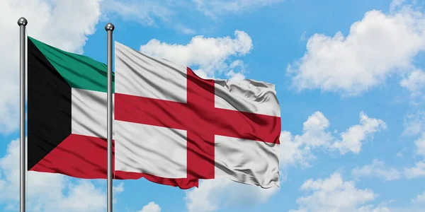 Bandera de Kuwait e Inglaterra ondeando en el viento contra el cielo azul nublado blanco juntos. Concepto diplomático, relaciones internacionales . — Foto de Stock