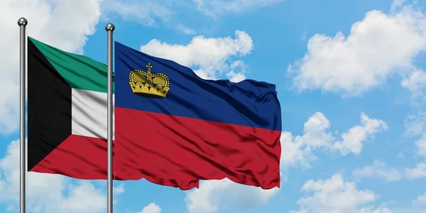 Bandera de Kuwait y Liechtenstein ondeando en el viento contra el cielo azul nublado blanco juntos. Concepto diplomático, relaciones internacionales . — Foto de Stock