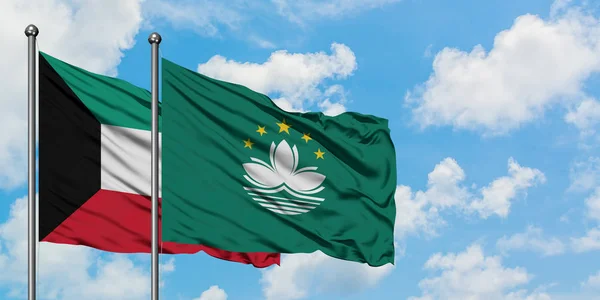 Bandera de Kuwait y Macao ondeando en el viento contra el cielo azul nublado blanco juntos. Concepto diplomático, relaciones internacionales . — Foto de Stock