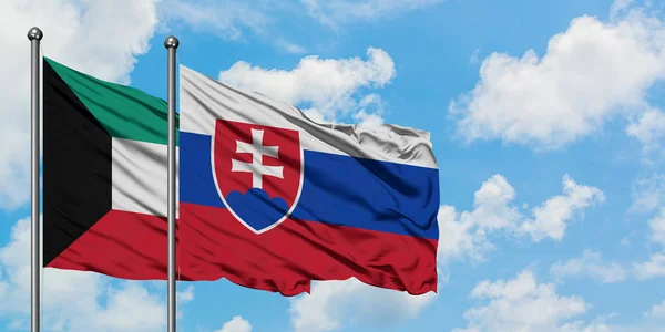 Koweït et la Slovaquie drapeau agitant dans le vent contre ciel bleu nuageux blanc ensemble. Concept de diplomatie, relations internationales . — Photo