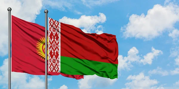 Kirgisia ja Valko-Venäjän lippu heiluttavat yhdessä tuulessa valkoista pilvistä sinistä taivasta vastaan. Diplomatian käsite, kansainväliset suhteet . — kuvapankkivalokuva