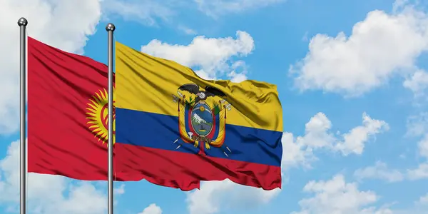 Bandera de Kirguistán y Ecuador ondeando en el viento contra el cielo azul nublado blanco juntos. Concepto diplomático, relaciones internacionales . — Foto de Stock