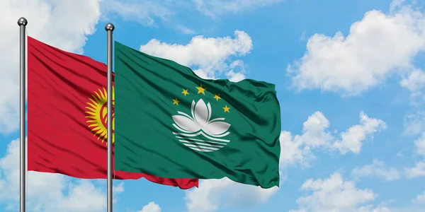 Bandera de Kirguistán y Macao ondeando en el viento contra el cielo azul nublado blanco juntos. Concepto diplomático, relaciones internacionales . — Foto de Stock