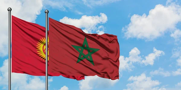 Bandera de Kirguistán y Marruecos ondeando en el viento contra el cielo azul nublado blanco juntos. Concepto diplomático, relaciones internacionales . — Foto de Stock