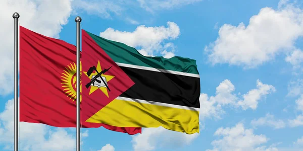 吉尔吉斯斯坦和莫桑比克国旗在风中飘扬，与白云蓝天相一起。外交概念、国际关系. — 图库照片